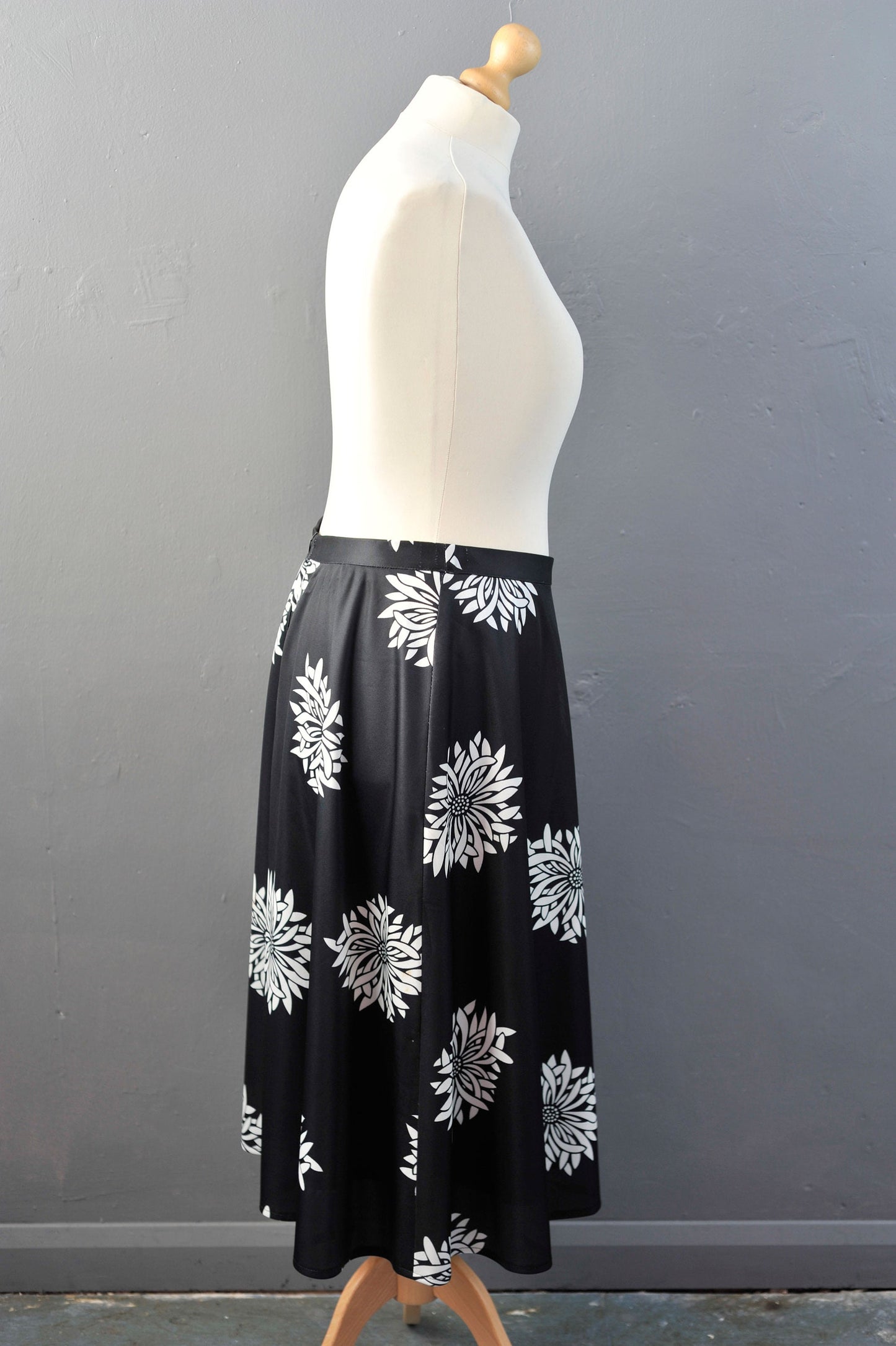 80s Monochrome Chrysanthemum Midi Skirt, Kiku Flowers, Plus Size