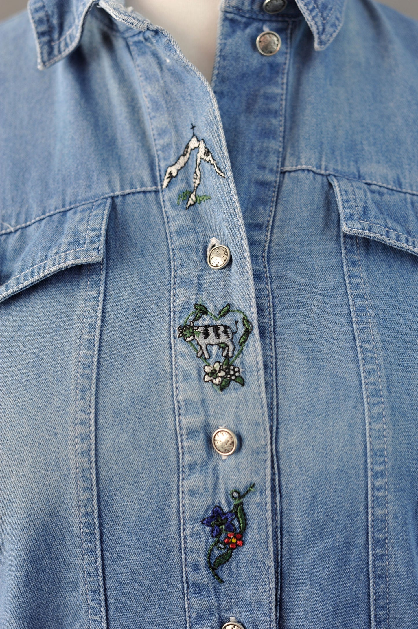 80s Embroidered Chambray Denim Shirt, Oktoberfest Trachten with Alpine Flowers, Size Medium