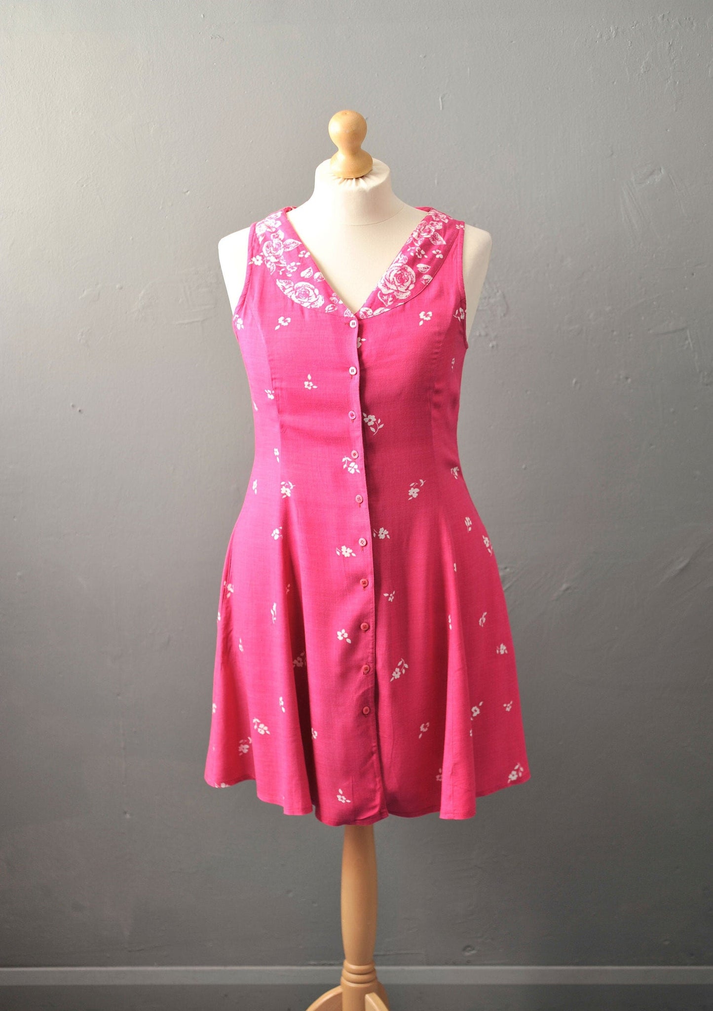 90s Sleeveless Summer Dress Knee Length with Pockets, Size Medium