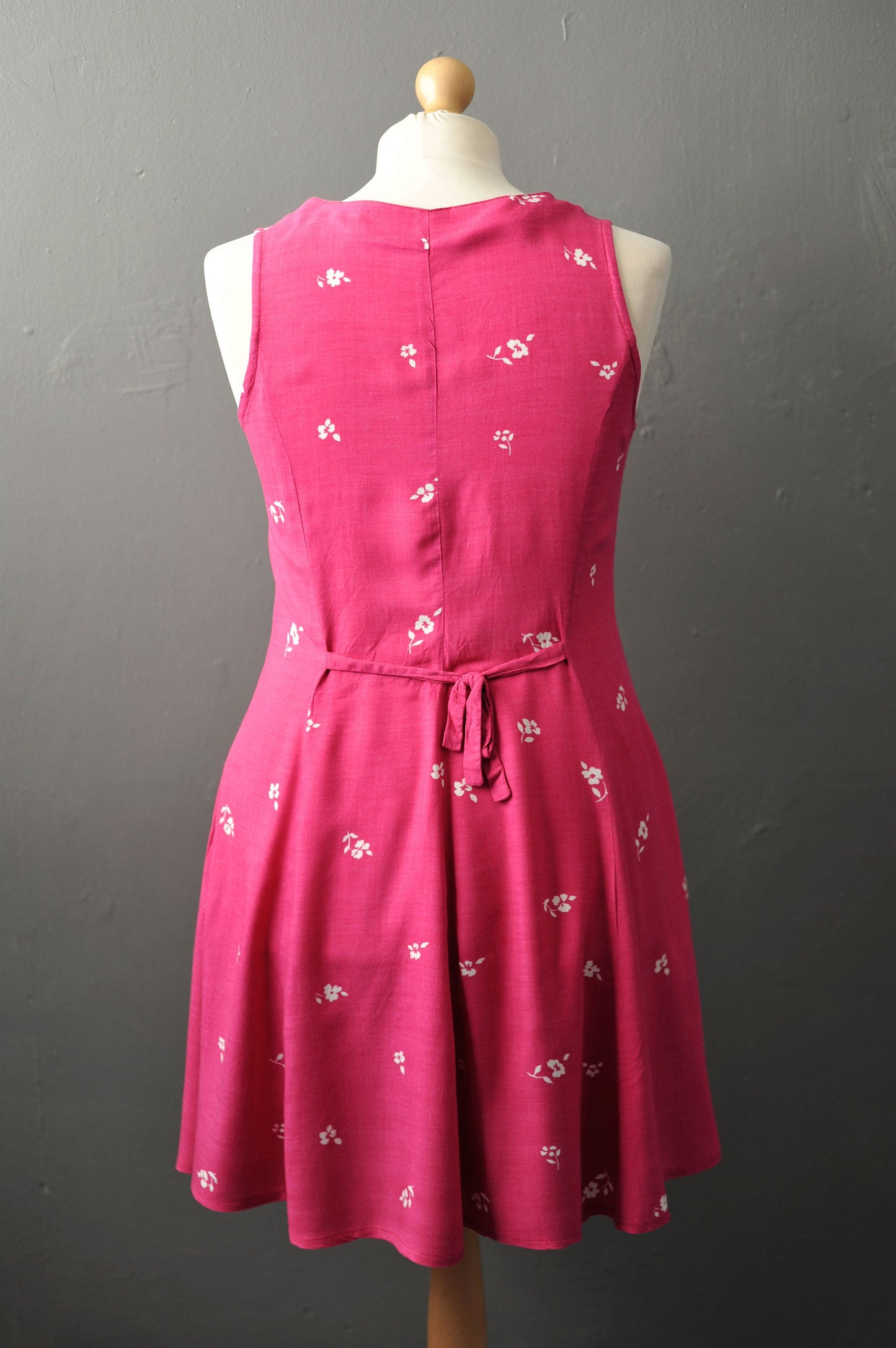 90s Sleeveless Summer Dress Knee Length with Pockets, Size Medium