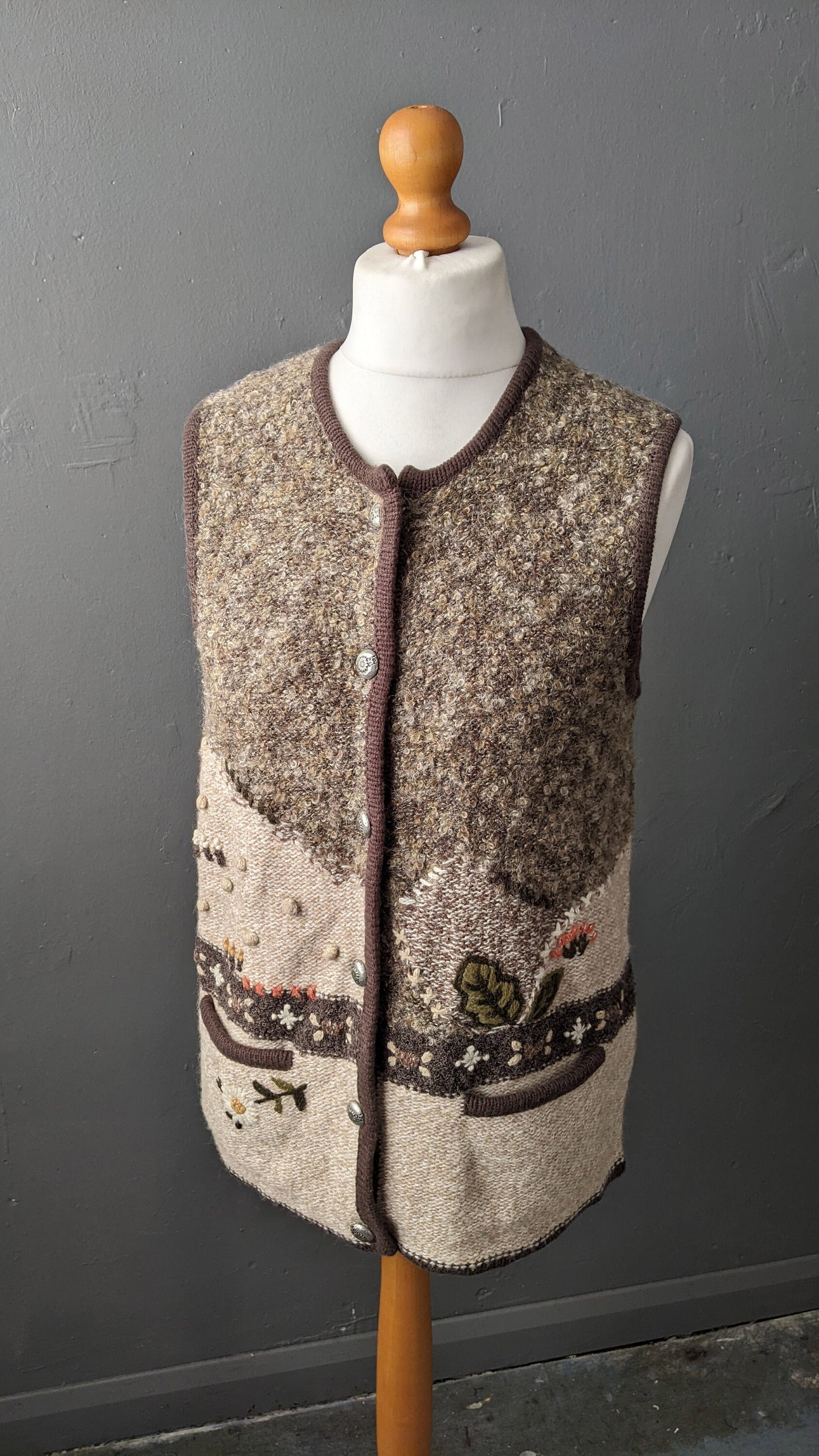 90s Landhaus Cardigan Vest, Trachten Knitwear, Garden 3D Knit, Size Medium
