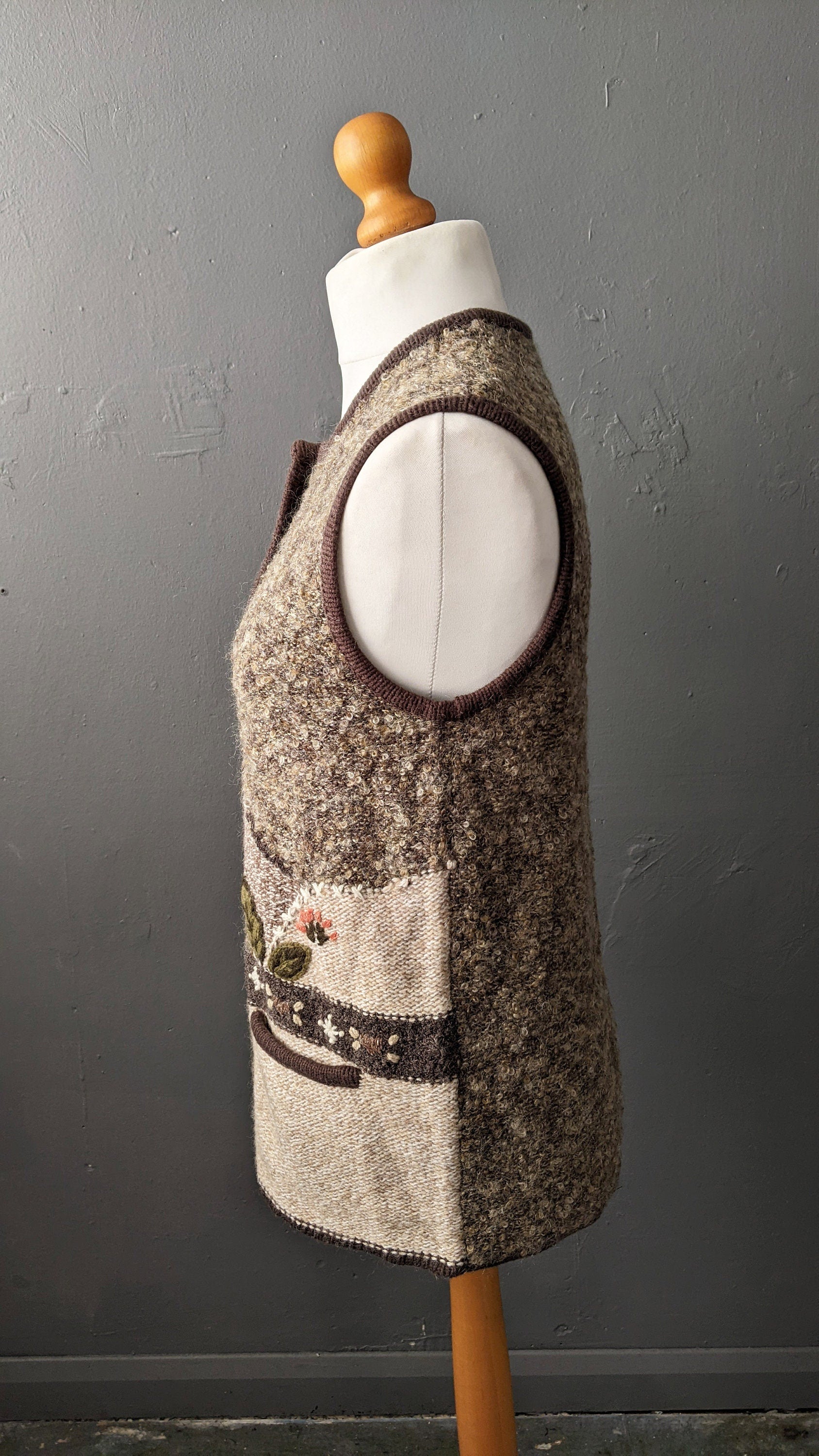 90s Landhaus Cardigan Vest, Trachten Knitwear, Garden 3D Knit, Size Medium