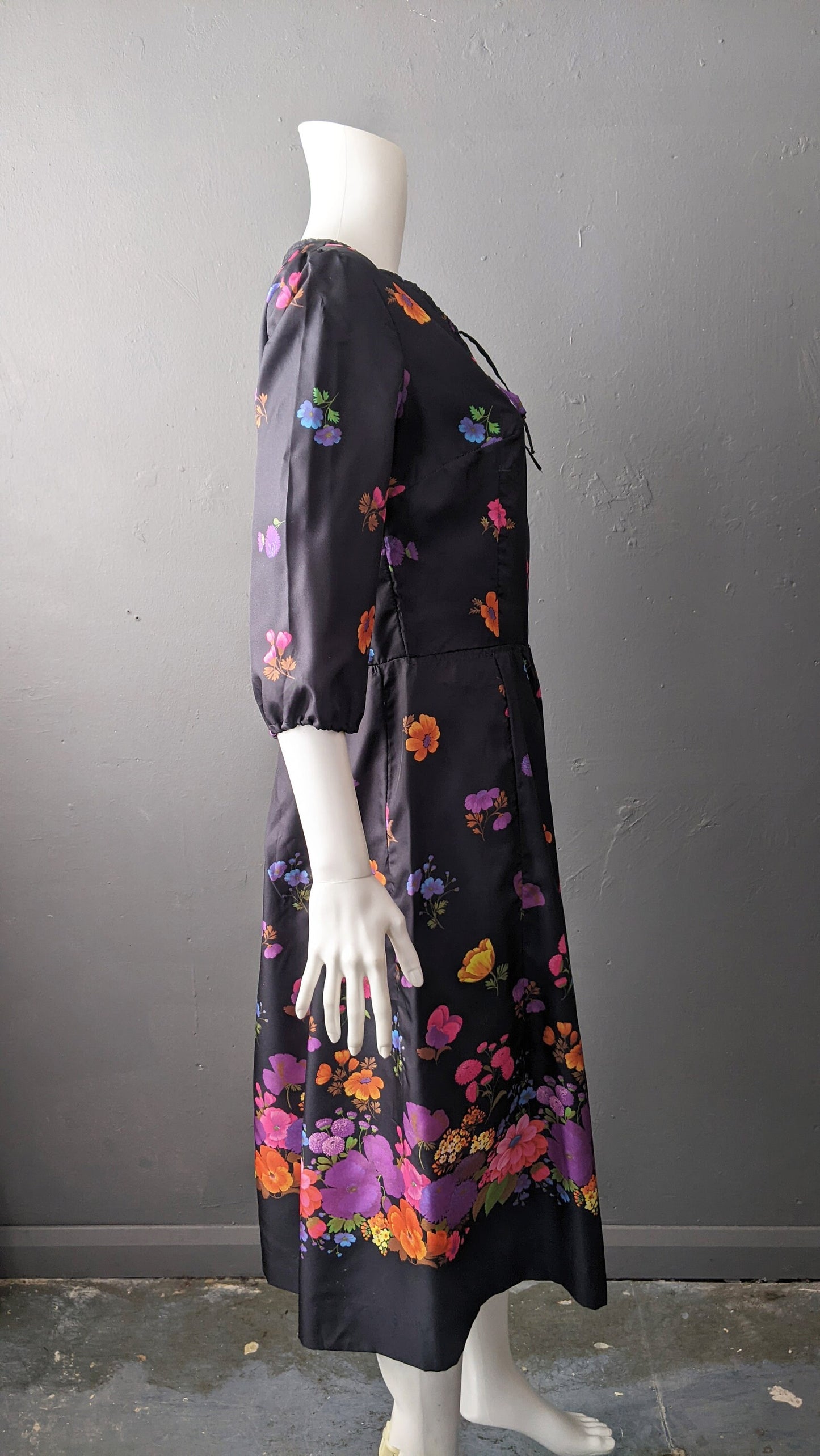 Vintage 70s Day Dress with Multicoloured Falling Flowers, Size Small