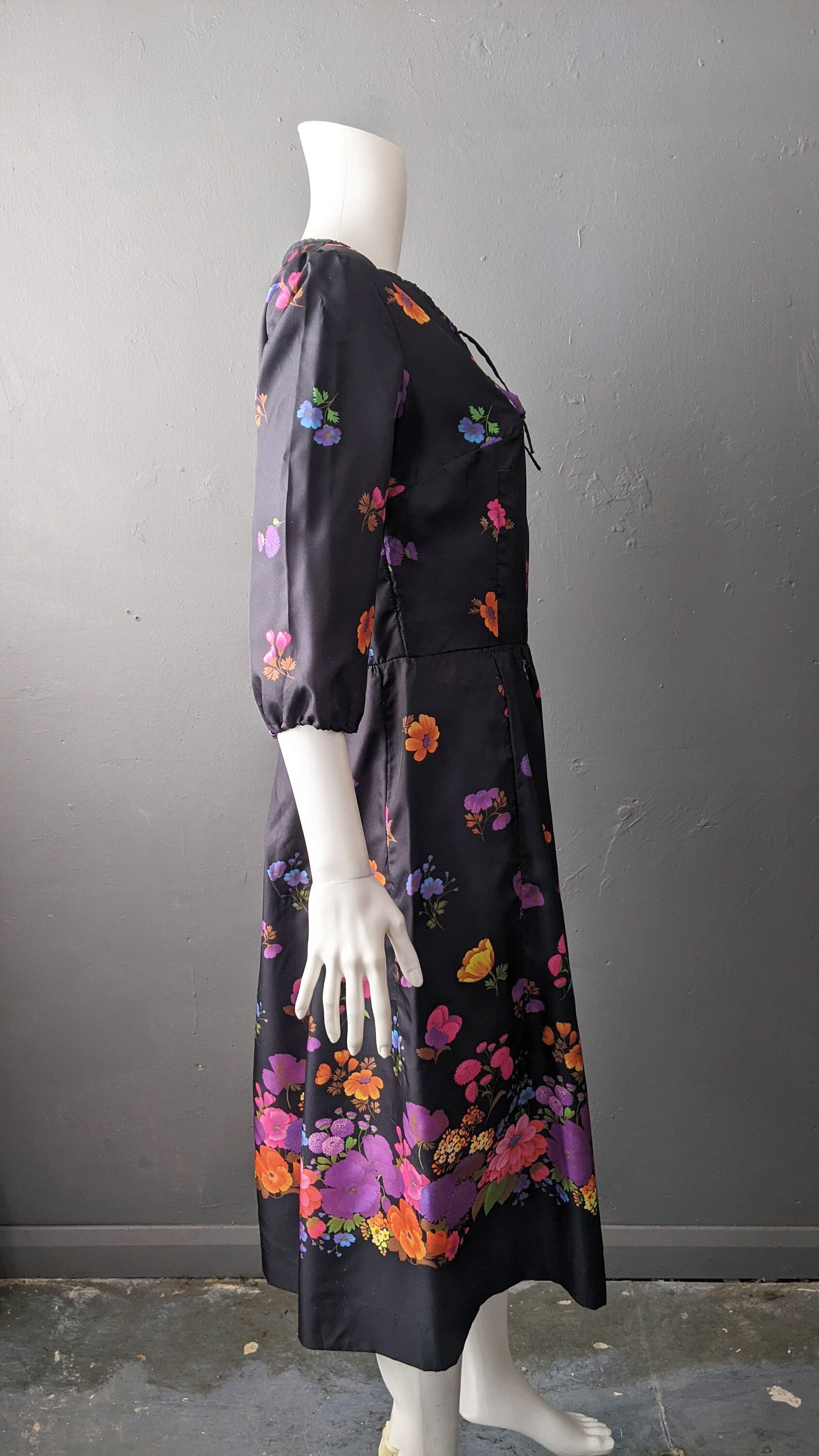 Vintage 70s Day Dress with Multicoloured Falling Flowers, Size Small