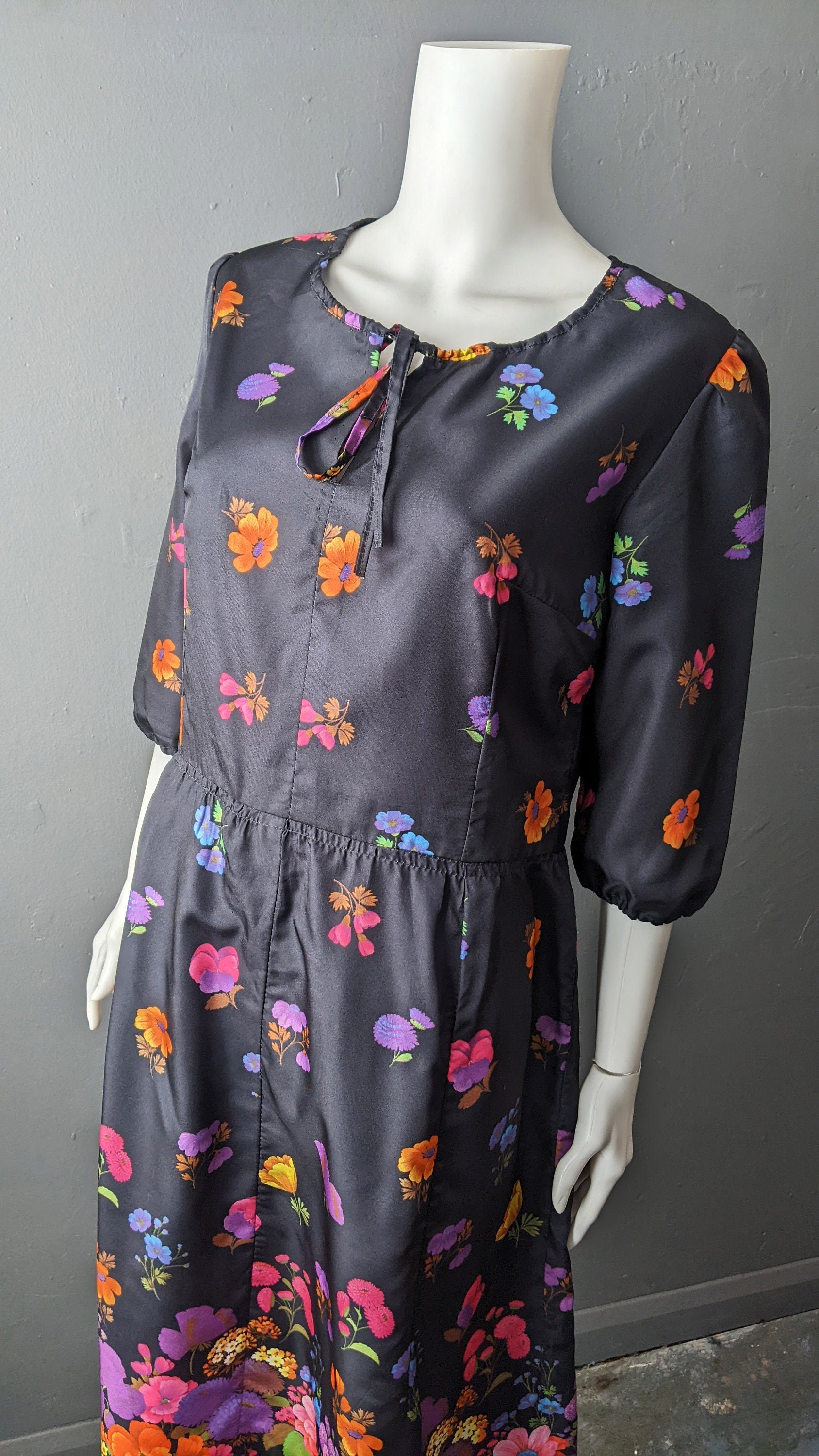 Vintage 70s Day Dress with Multicoloured Falling Flowers, Size Small