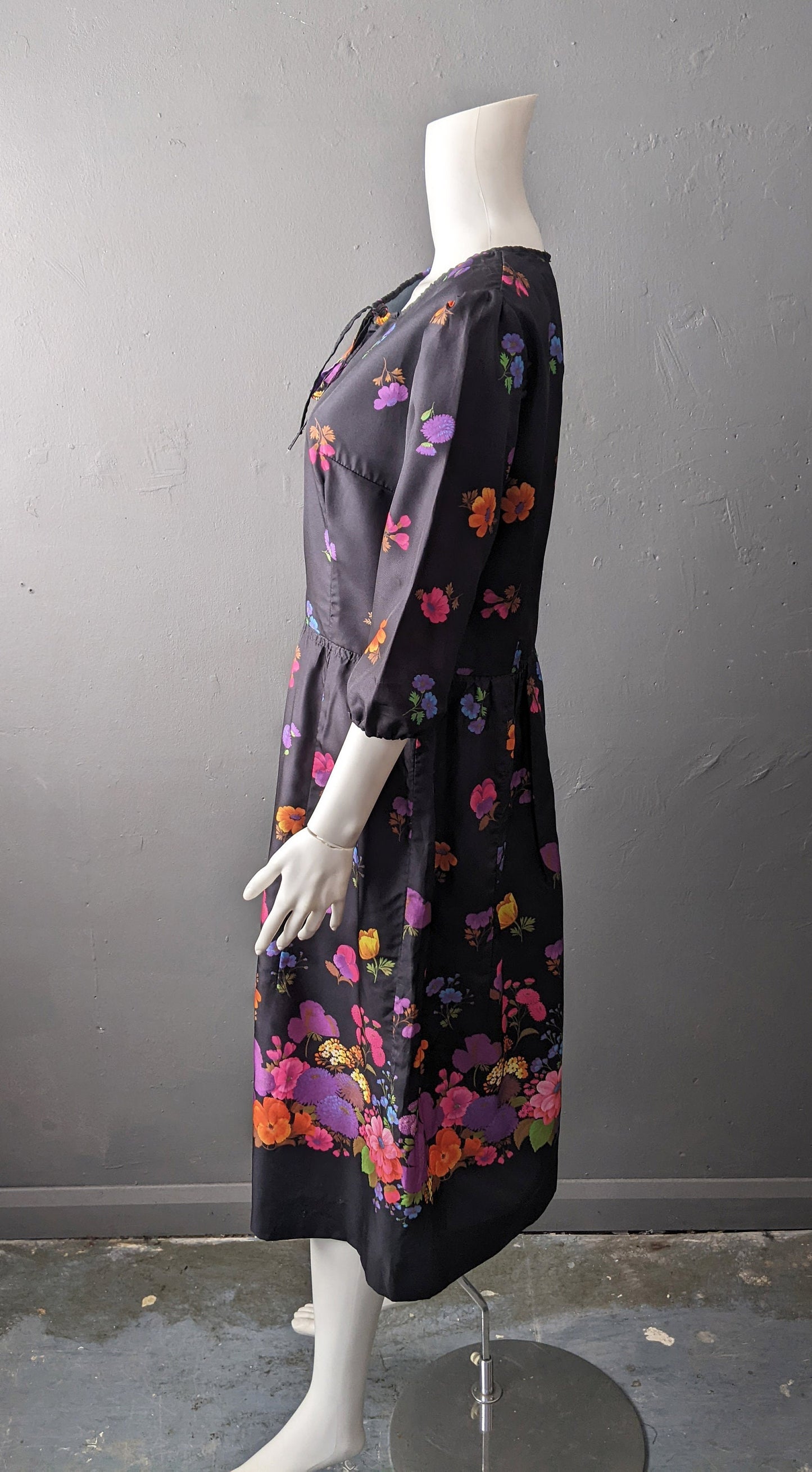 Vintage 70s Day Dress with Multicoloured Falling Flowers, Size Small