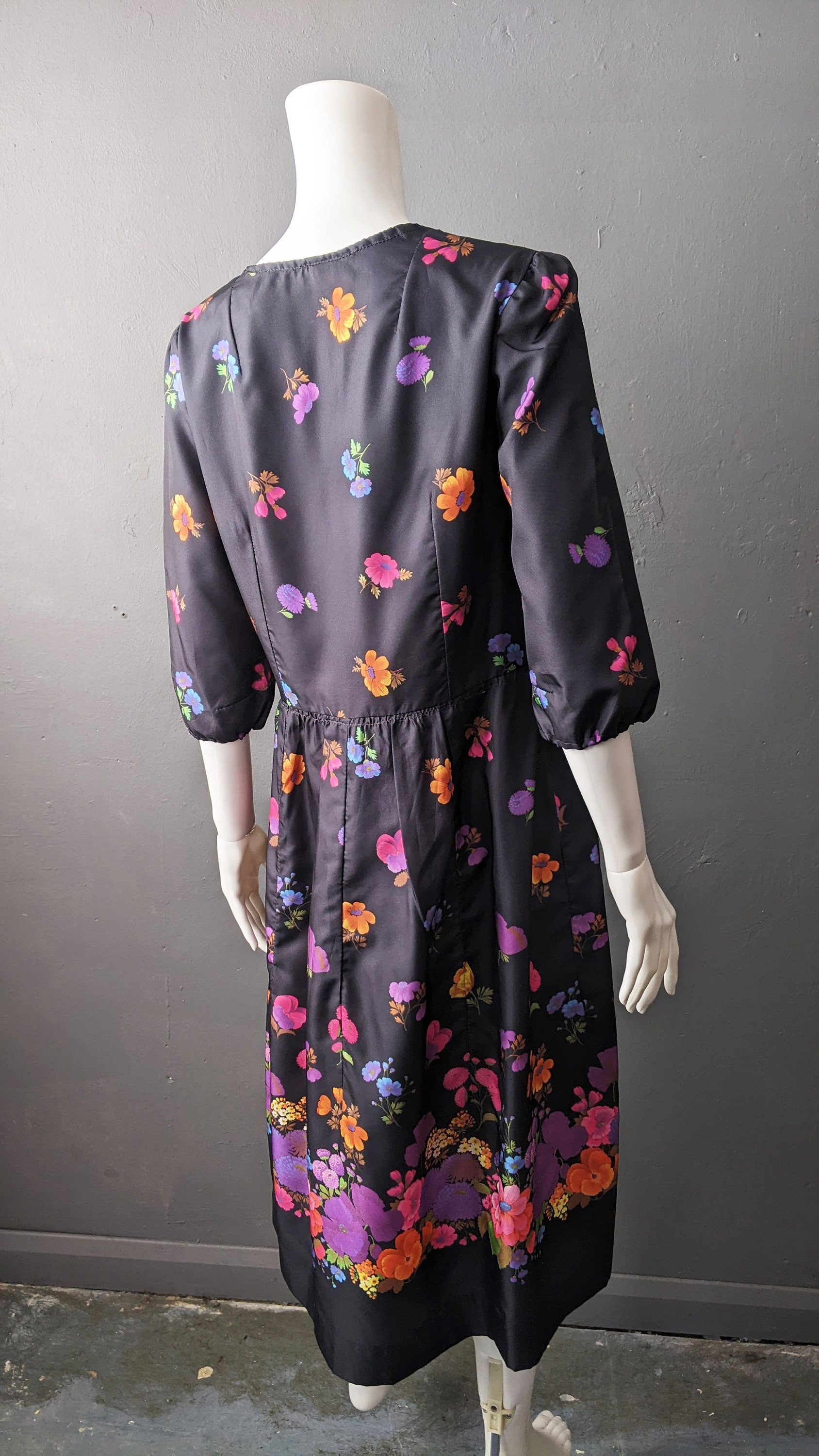 Vintage 70s Day Dress with Multicoloured Falling Flowers, Size Small