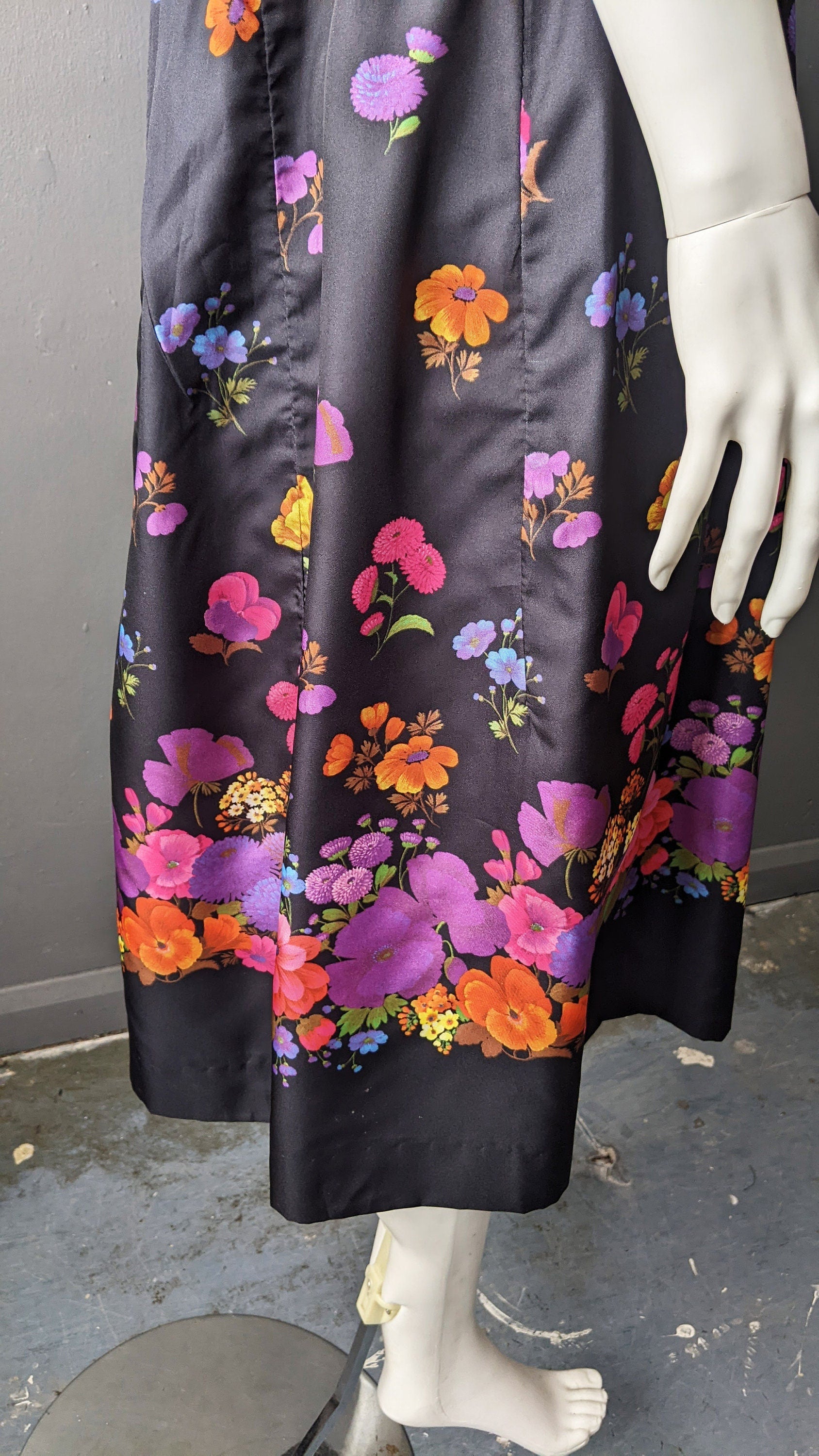 Vintage 70s Day Dress with Multicoloured Falling Flowers, Size Small
