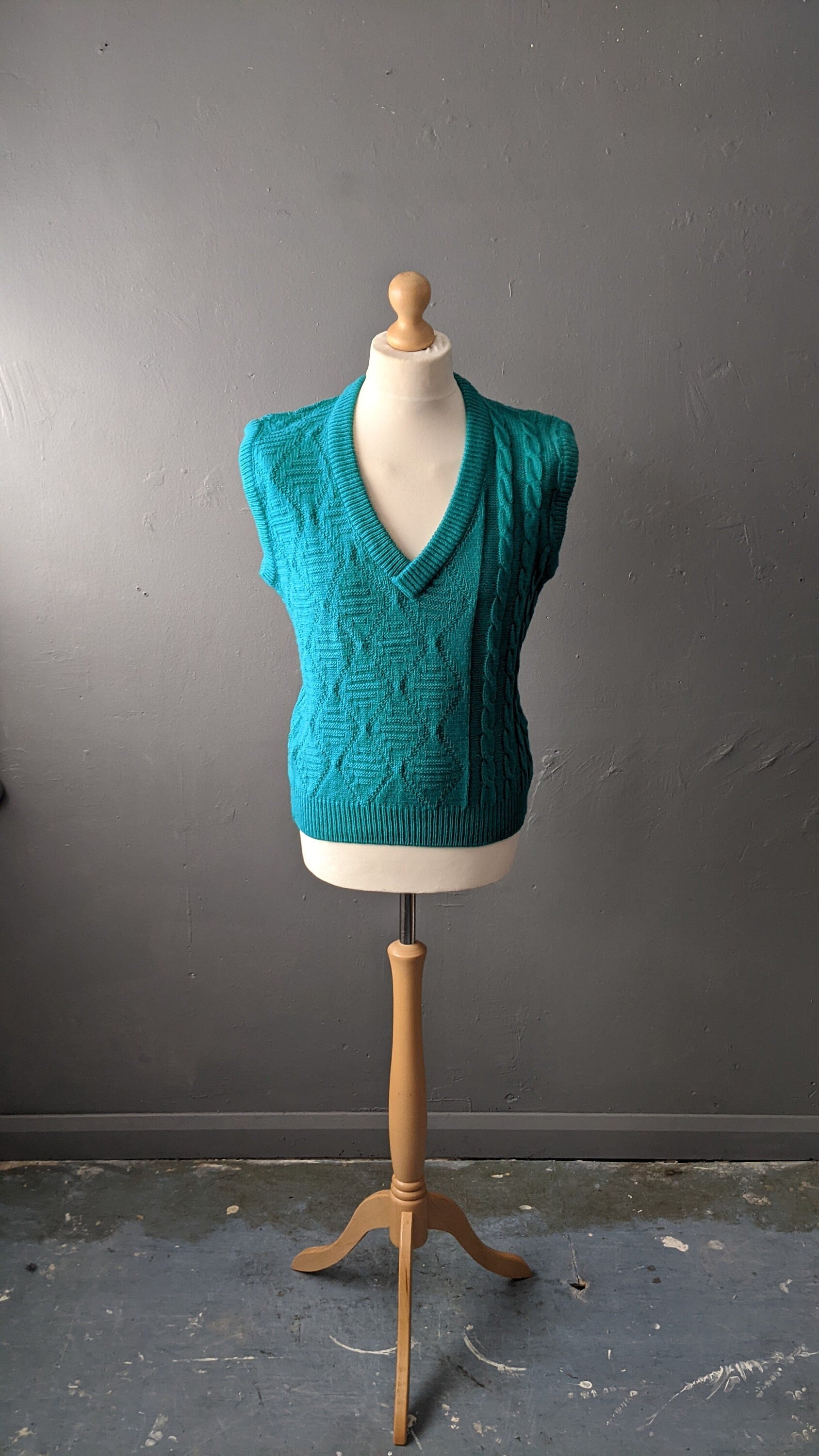 Mens 80s Knit Tank Top, V Neck Vest, 42 Chest
