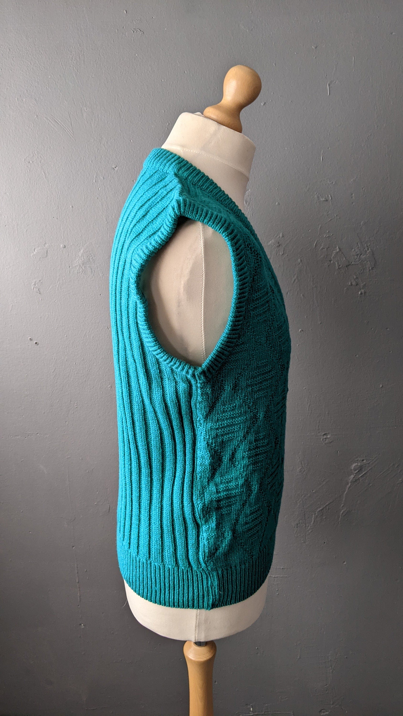 Mens 80s Knit Tank Top, V Neck Vest, 42 Chest