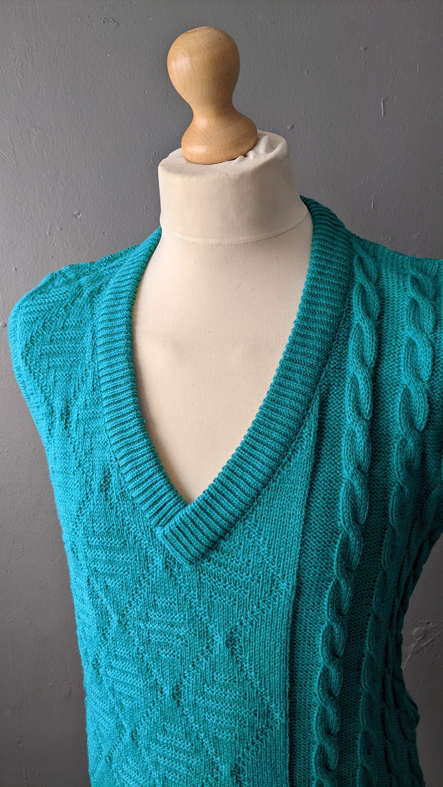 Mens 80s Knit Tank Top, V Neck Vest, 42 Chest